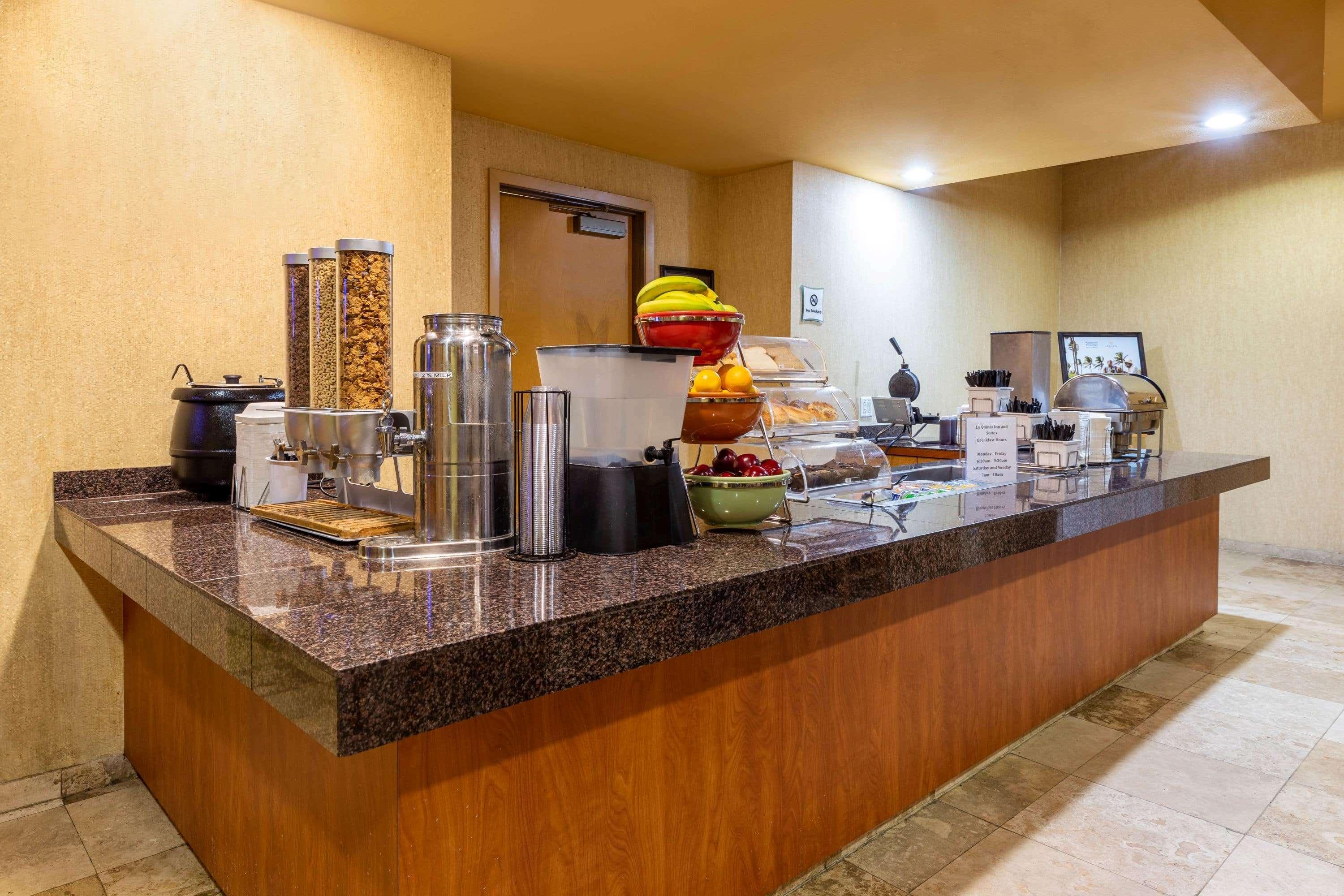 La Quinta By Wyndham Vancouver Exterior photo