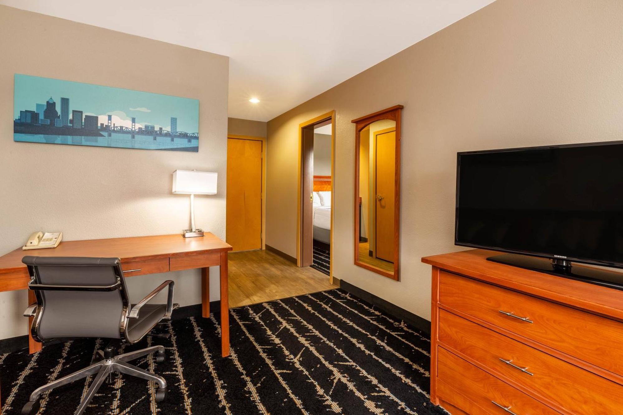 La Quinta By Wyndham Vancouver Exterior photo